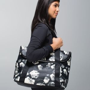 Lululemon flowin with my omies tote